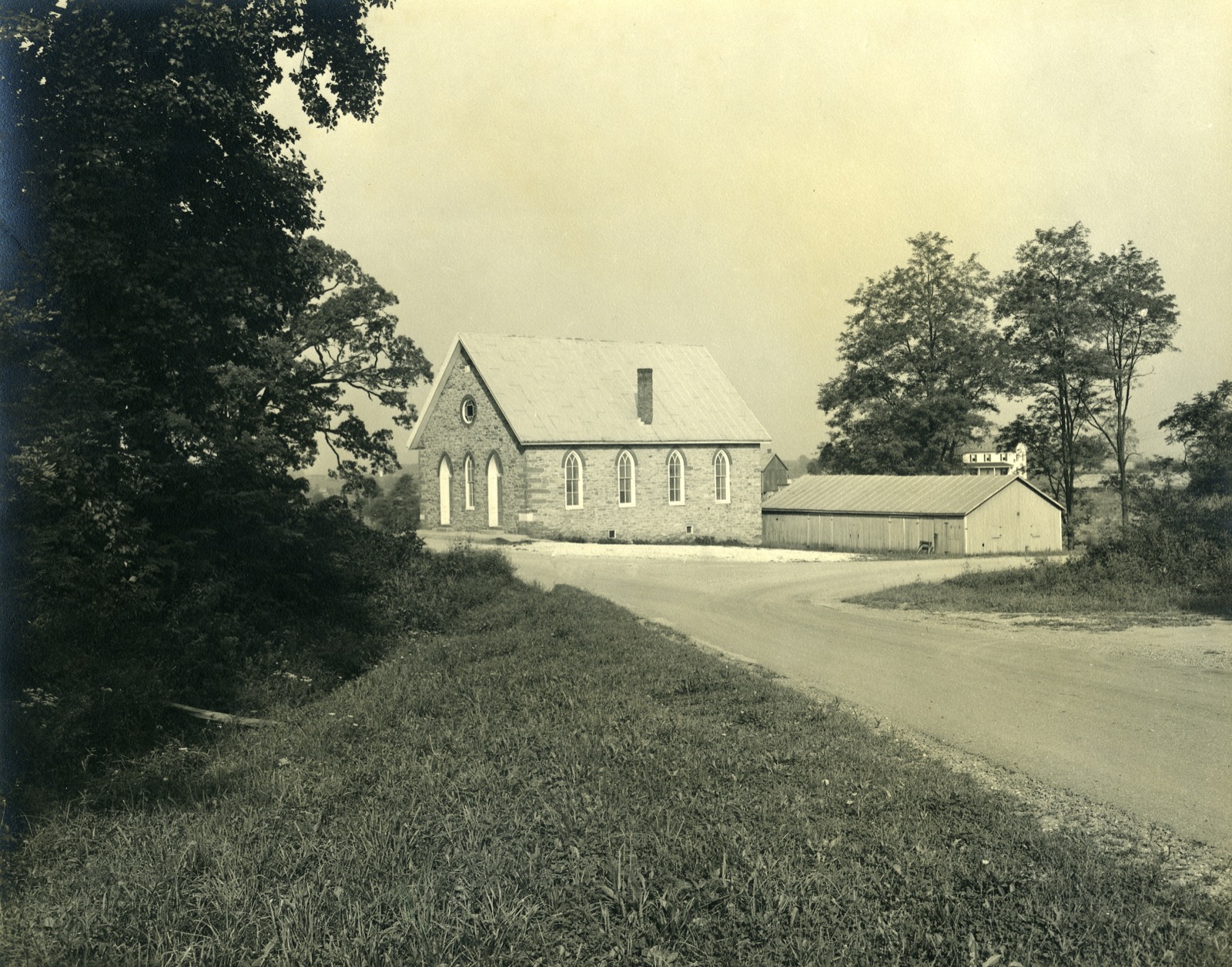 A photo taken in 1949 showing the secondary wood-construction church hall behind it.